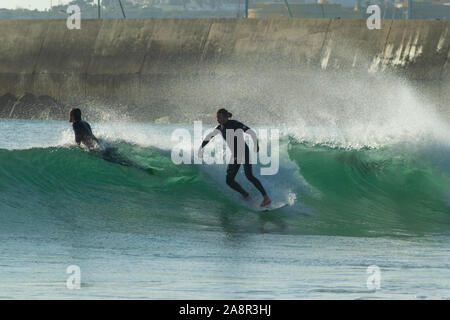 Surfers sur Supertubos - une plage populaire des surfeurs à Peniche au Portugal Banque D'Images