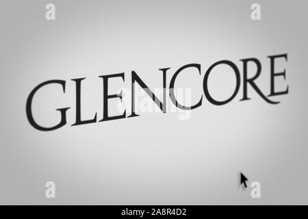 Logo de l'entreprise publique Glencore affiche sur un écran d'ordinateur en gros plan. Credit : PIXDUCE Banque D'Images