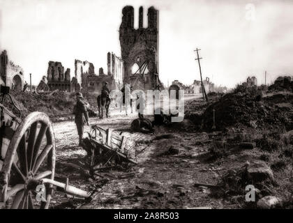 Les ruines de la Halle aux Draps d'Ypres après la cinquième Bataille d'Ypres. Après l'Offensive du printemps de 1918 Allemand a été arrêté, le moral des Allemands est affaibli et l'augmentation du nombre de soldats américains en arrivant sur le front de l'Ouest. Les attaques alliées pénètrent rapidement les défenses allemandes et par 29 septembre toutes les hauteurs autour d'Ypres avait été occupée par les Alliés. Banque D'Images