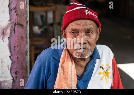 Un homme de son pays qui pose pour un portrait dans la ville de Cebu, Philippines Banque D'Images