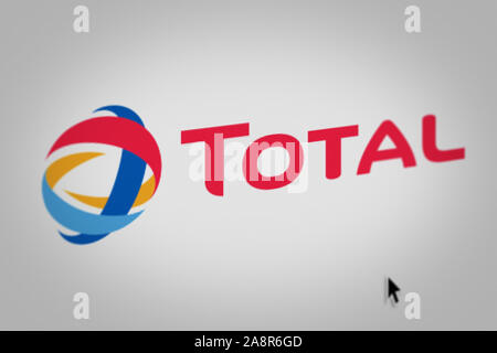 Logo de l'entreprise publique Total affiché sur un écran d'ordinateur en gros plan. Credit : PIXDUCE Banque D'Images