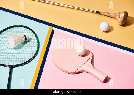 Matériel pour le badminton, golf et tennis de table sur fond coloré avec des lignes Banque D'Images