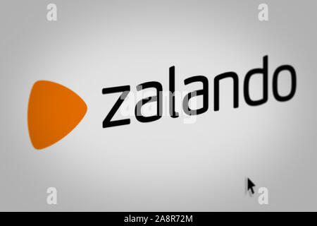 Logo de l'entreprise publique Zalando SE affichée sur un écran d'ordinateur en gros plan. Credit : PIXDUCE Banque D'Images