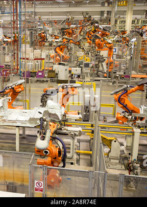 La robotique de haute technologie construction de la gamme de voitures BMW MINI à son usine d'Oxford, en Angleterre, en octobre 2015 29.10.15 Banque D'Images