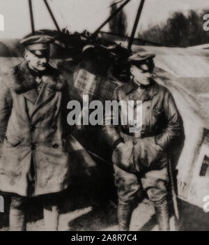 Manfred Albrecht Freiherr von Richthofen (1892-1918), également connu sous le nom de 'Red Baron', (à droite) était un pilote de chasse de la Force aérienne allemande pendant la Première Guerre mondiale. Il est considéré comme l'ace-de-aces de la guerre, d'être officiellement crédité de 80 victoires au combat aérien. Photographié avec son jeune frère Lothar (1894-1922) aussi un Allemand Première Guerre mondiale fighter ace crédité de 40 victoires. Banque D'Images