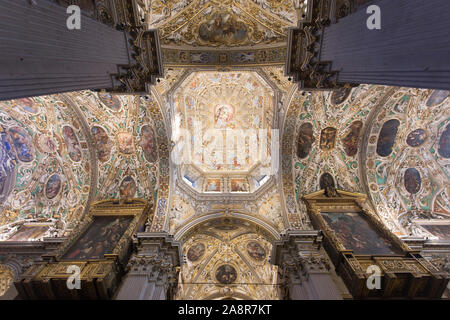 Image architecturale du plafond à l'intérieur de la cathédrale de Bergame, de nombreuses peintures visibles sur les murs. Banque D'Images