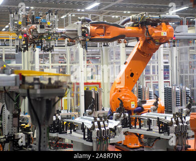 La robotique de haute technologie construction de la gamme de voitures BMW MINI à son usine d'Oxford, en Angleterre, en octobre 2015 29.10.15 Banque D'Images