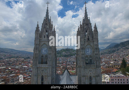 Les tours d'horloge sur la basilique du Vœu National (Basílica del Voto Nacional), Quito, Équateur Banque D'Images