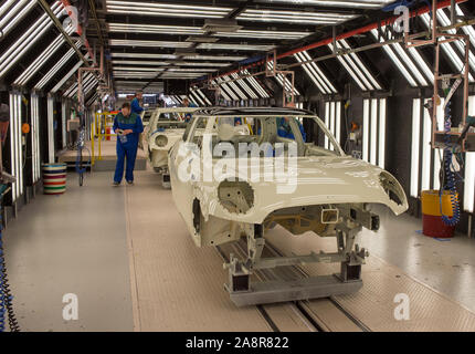 La robotique de haute technologie construction de la gamme de voitures BMW MINI à son usine d'Oxford, en Angleterre, en octobre 2015 29.10.15 Banque D'Images
