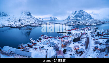 Vue aérienne de la Reine par temps couvert jour en hiver dans les Lofoten, Norvège Banque D'Images