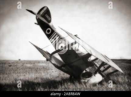 Un Sopwith Camel après un atterrissage forcé. La Première Guerre mondiale, le seul avion de chasse biplan places a été introduit sur le front occidental en 1917. Il était propulsé par un moteur rotatif unique et était armé de deux mitrailleuses Vickers synchronisée. S'avère difficile à manipuler, elle prévoit un haut niveau de maniabilité d'un pilote expérimenté, un attribut qui a été très appréciée dans l'utilisation principale du type comme un avion de chasse. Au total, les pilotes de chameaux ont été crédités avec downing 1 294 avions ennemis, plus que tout autre chasseur allié du conflit. Banque D'Images