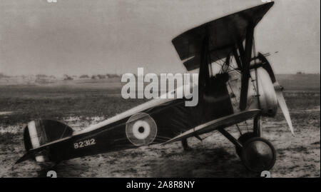 Le Sopwith Camel, de la Première Guerre mondiale, un avion de chasse biplan introduit sur le front occidental en 1917. Il était propulsé par un moteur rotatif unique et était armé de deux mitrailleuses Vickers synchronisée. S'avère difficile à manipuler, elle prévoit un haut niveau de maniabilité d'un pilote expérimenté, un attribut qui a été très appréciée dans l'utilisation principale du type comme un avion de chasse. Au total, les pilotes de chameaux ont été crédités avec downing 1 294 avions ennemis, plus que tout autre chasseur allié du conflit. Banque D'Images