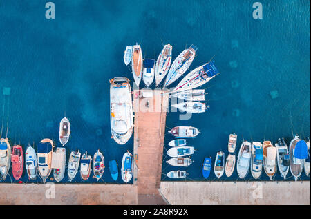 Vue aérienne des bateaux de pêche et des yachts sur la côte de la mer tropicale Banque D'Images