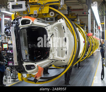 La robotique de haute technologie construction de la gamme de voitures BMW MINI à son usine d'Oxford, en Angleterre, en octobre 2015 29.10.15 Banque D'Images