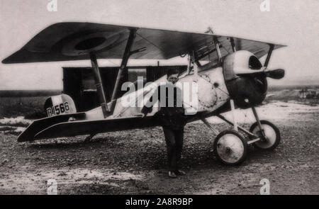 Billy Bishop, avec son chasseur Nieuport 17 à 60 e Escadron à Filescamp Farm près d'Arras dans le Pas-de-Calais, 1917. William Avery Bishop, VC, CB, DSO, MC & Bar, DFC, ED (1894-1956) était un as de l'aviation canadien de la Première Guerre mondiale. Il est officiellement crédité de 72 victoires, faisant de lui le meilleur Canadien et l'Empire britannique ace de la guerre. Il est devenu plus tard un maréchal de l'air et récipiendaire de la Croix de Victoria. Banque D'Images