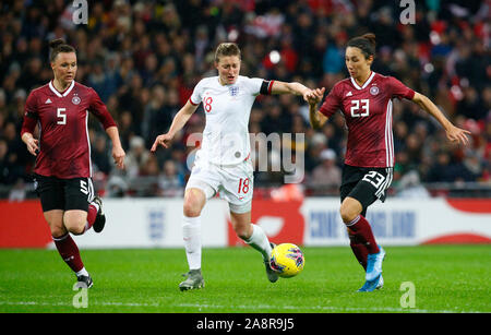 Londres, Angleterre. 09 novembre : Ellen White de l'Angleterre les femmes affrontent avec Sara Dabritz d'Allemagne pendant les match amical entre l'Angleterre Banque D'Images