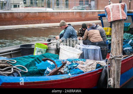 Pêcheurs dans leur bateau à Chioggia, Italie, Europe. Banque D'Images