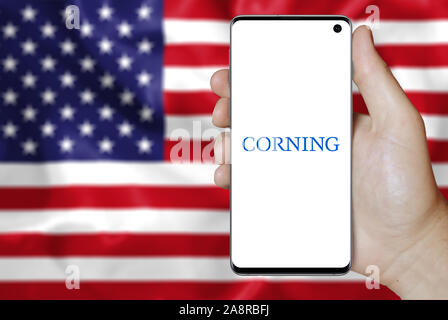 Logo de compagnie publique Corning Inc. affiché sur un smartphone. Pavillon de l'USA historique. Credit : PIXDUCE Banque D'Images