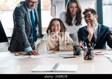 Selective focus of entrepreneurs et professionnels multicultural businesswoman in office Banque D'Images