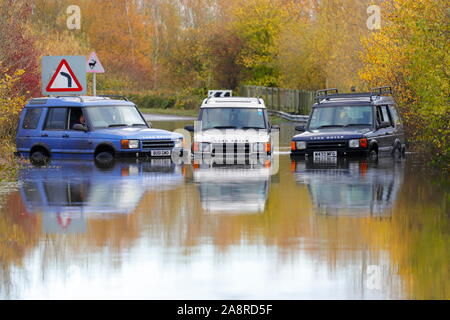 Land Rover Freelander 3 dans l'eau de l'inondation à Fairburn Ings près de Castleford Banque D'Images