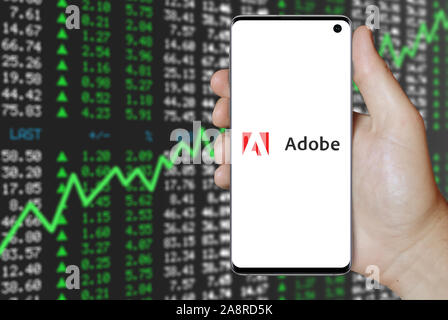 Logo de l'entreprise Adobe Systems Inc affiché sur un smartphone. Marché des actions positives. Credit : PIXDUCE Banque D'Images