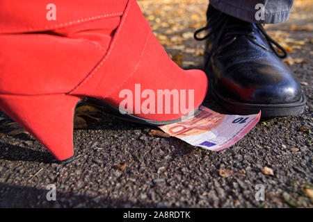 Trouver de l'argent sur le plancher Banque D'Images