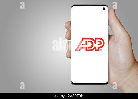 Logo de l'entreprise publique le traitement automatique de l'information affichée sur un smartphone. Fond gris. Credit : PIXDUCE Banque D'Images