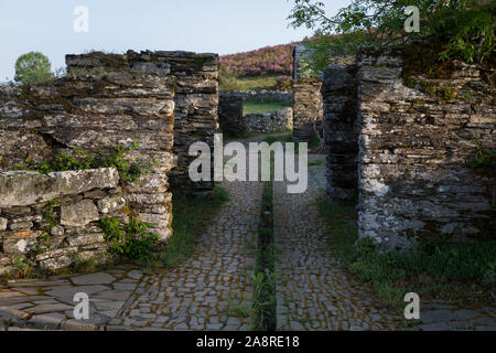 Les ruines de l'hôpital de Lestedo, près de la ville d'un Fonsagrada. L'hôpital a été construit pour accueillir les pèlerins le long du Camino Primitivo dans Banque D'Images