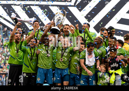 Seattle, USA. 10 Nov, 2019. Les Sounders de Seattle lever la MLS Cup après avoir battu Toronto FC. Crédit : Ben Nichols/Alamy Live News Banque D'Images