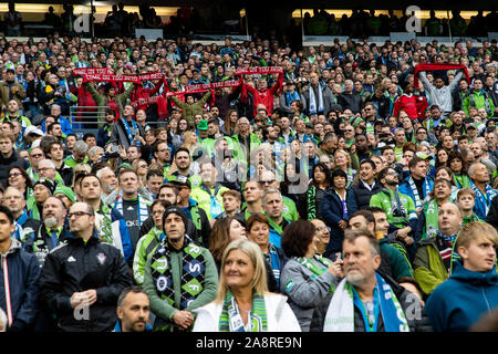 Seattle, USA. 10 Nov, 2019. Quelques braves Toronto FC fans se distinguent dans la foule de Seattle. Crédit : Ben Nichols/Alamy Live News Banque D'Images