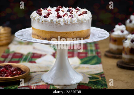 Mousse de citrouille de Noël et cranberry on cake stand, sur une table de fête Banque D'Images