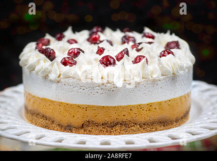 Mousse de citrouille de Noël et cranberry on cake stand, sur une table de fête Banque D'Images