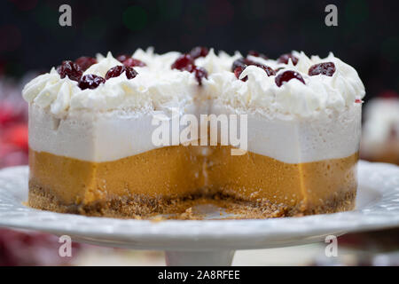 Mousse de citrouille de Noël et cranberry on cake stand, sur une table de fête Banque D'Images