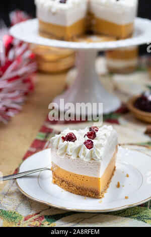 Mousse de citrouille de Noël et cranberry on cake stand, sur une table de fête Banque D'Images