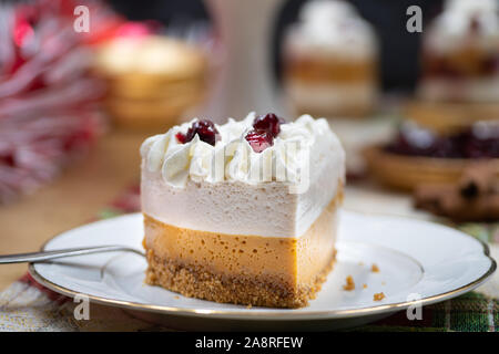 Mousse de citrouille de Noël et cranberry on cake stand, sur une table de fête Banque D'Images