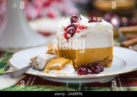 Mousse de citrouille de Noël et cranberry on cake stand, sur une table de fête Banque D'Images