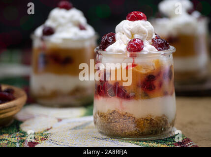 Citrouille de Noël et mousse cramberry servi dans des verres individuels Banque D'Images