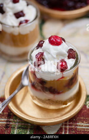 Citrouille de Noël et mousse cramberry servi dans des verres individuels Banque D'Images