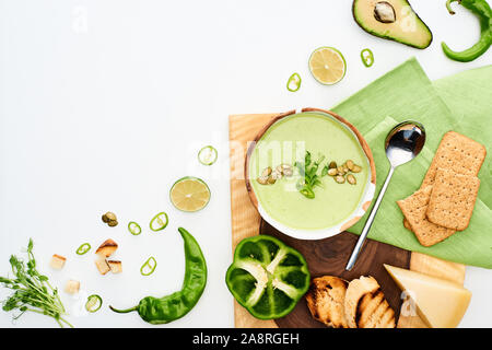 Vue de dessus de la soupe aux légumes velouté délicieux servi avec des croûtons et des crackers isolated on white Banque D'Images