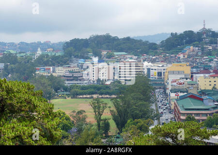 Une ville avec vue sur la verdure sur une zone de montagne aux Philippines, en Asie du Sud-est. Photo prise à Baguio City, Philippines, le 21 avril 2014. Banque D'Images