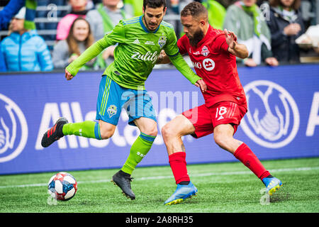 Le milieu de terrain des Seattle Sounders Victor Rodriguez (8) et le milieu de terrain du FC de Toronto Nick DeLeon (18) au cours de la MLS Cup Championship match entre les Sounders de Seattle et Toronto FC à CenturyLink Field le dimanche 10 novembre 2019 à Seattle, WA. Jacob Kupferman/CSM Banque D'Images