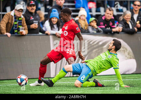 Le milieu de terrain des Seattle Sounders Victor Rodriguez (8) et le milieu de terrain du FC de Toronto Richie Laryea (22) au cours de la MLS Cup Championship match entre les Sounders de Seattle et Toronto FC à CenturyLink Field le dimanche 10 novembre 2019 à Seattle, WA. Jacob Kupferman/CSM Banque D'Images