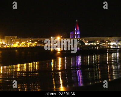 Illuminations de Royan, la nuit, en particulier Notre Dame de Royan Banque D'Images