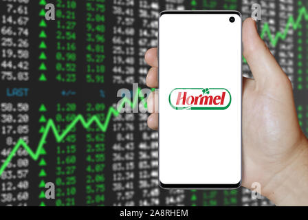 Logo de compagnie publique Hormel Foods Corp. affiche sur un smartphone. Marché des actions positives. Credit : PIXDUCE Banque D'Images