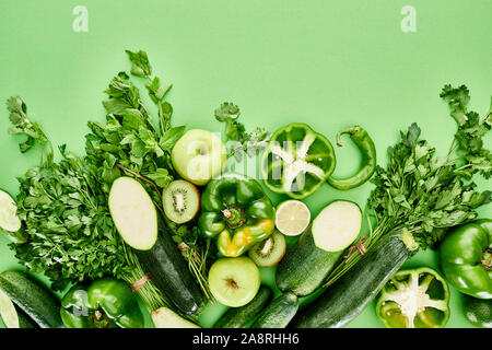 Vue de dessus les pommes, concombres, poivrons, kiwis, citron vert verdure et courgettes Banque D'Images