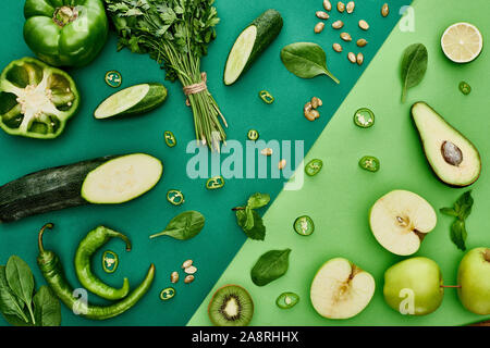 Vue de dessus les pommes, avocat, concombre, citron vert, poivrons, kiwis, verdure, graines de potiron et courgettes Banque D'Images