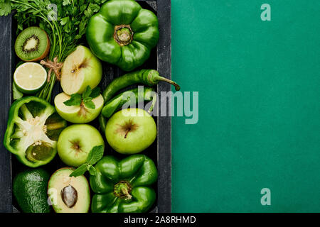 Vue de dessus les pommes, lime, avocats, poivrons, kiwis, verdure en fort Banque D'Images