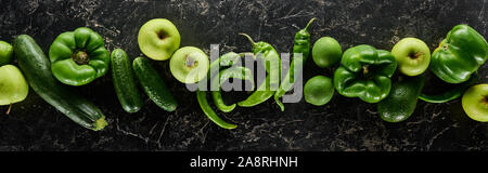 Ensemble de pommes, citrons verts, poivrons, concombres, courgettes et avocat Banque D'Images