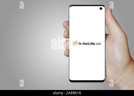 Logo de compagnie NortonLifeLock public affiché sur un smartphone. Fond gris. Credit : PIXDUCE Banque D'Images
