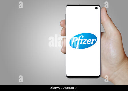 Logo de compagnie publique Pfizer Inc. affiché sur un smartphone. Fond gris. Credit : PIXDUCE Banque D'Images
